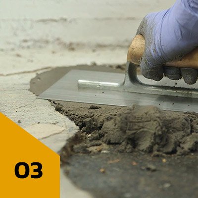 03 - reparación con cemento sobre el piso, alisandolo con fratacho