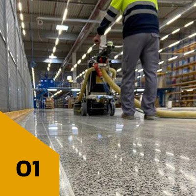 01- operario puliendo piso